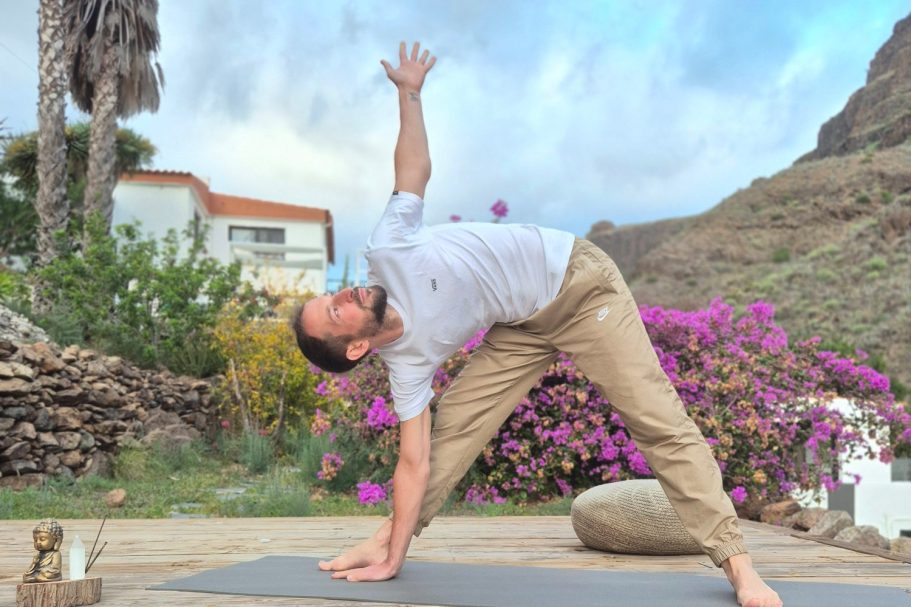 Daniel Bils - Yoga Bild von Daniel Bils in der Yogahaltung Dreieck